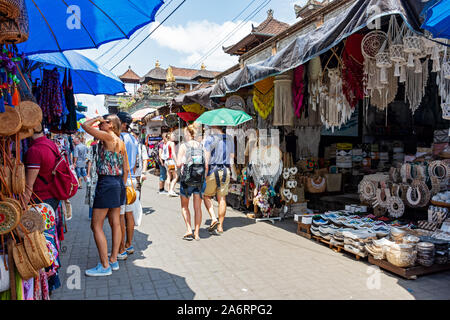 In Ubud, Indonesien - 17. September 2018: Szene bei Ubud traditionellen Kunstmarkt, beliebtes Souvenir Geschäfte in Bali. Stockfoto