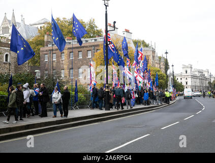 London, Großbritannien. 28 Okt, 2019. Verlassen und bleiben Brexit Demonstranten sind noch demonstrieren auf College Green und außerhalb des Houses of Parliament in Westminster, London. Da die EU stimmt Brexit verzögern, bis Januar 2020. Credit: Keith Larby/Alamy leben Nachrichten Stockfoto