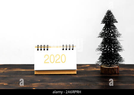 Neues Jahr 2020 Kalender mit Pine Tree auf hölzernen Schreibtisch Stockfoto