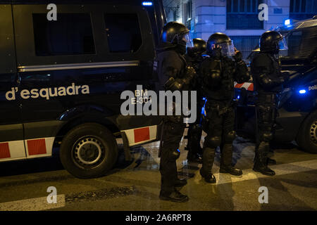 Barcelona, Spanien. 25 Okt, 2019. Zahlreiche regionale Polizei (Mossos d'Esquadra) die Bewachung der Via Laietana Polizeistation. Stockfoto