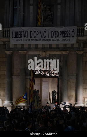 Barcelona, Spanien. 25 Okt, 2019. Hunderte Menschen protestieren friedlich wieder gegen Repression und für die amnestie vor Palau de la Generalitat. Stockfoto