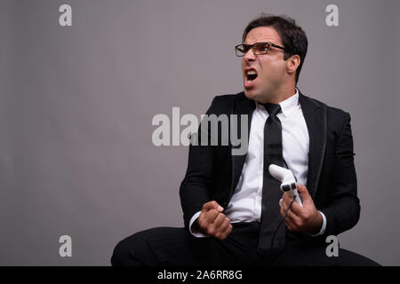 Portrait von persischen Geschäftsmann in Anzug spielen. Stockfoto