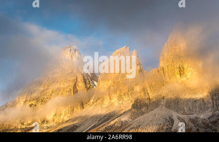 Foggy Mountain Landschaft bei Sonnenaufgang des malerischen Dolomiti am Passo Sella Bereich in Südtirol in Italien. Stockfoto