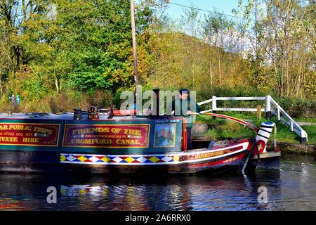 Birdswood schmale Bootsfahrt auf dem Cromford Canal, Derbyshire, England, Großbritannien Stockfoto