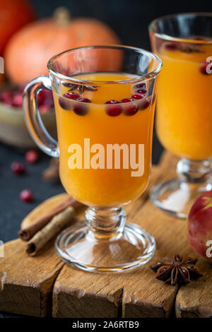 Pikanten Kürbis Punch oder Sangria in ein Glas mit Apfel, Zimt, Anis. Halloween und Thanksgiving. Traditionelle Herbst, Winter Getränke und Cocktails Stockfoto