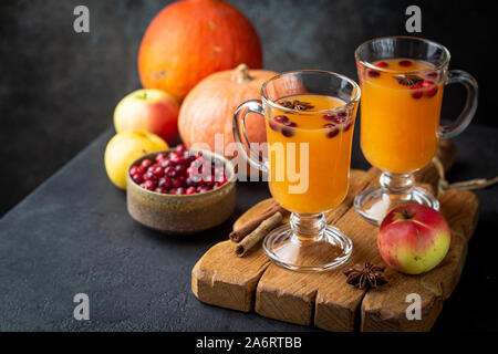 Pikanten Kürbis Punch oder Sangria in ein Glas mit Apfel, Zimt, Anis. Halloween und Thanksgiving. Traditionelle Herbst, Winter Getränke und Cocktails Stockfoto