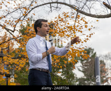 Oktober 25, 2019, Universität von New Hampshire in Durham, New Hampshire: Pete Buttigieg unter Falllaub während Kampagne Rede. Stockfoto