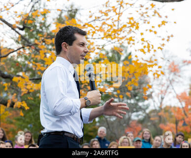 Oktober 25, 2019 an der Kampagne Rathaus Sitzung der Universität von New Hampshire in Durham, New Hampshire: Pete Buttigieg im weißen Hemd spricht. Stockfoto