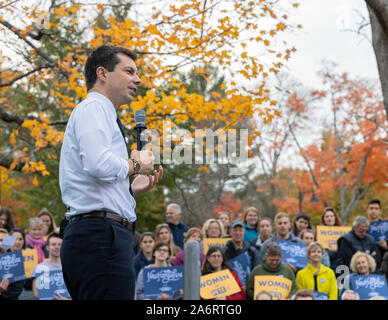 Oktober 25, 2019 an der Kampagne Rathaus Sitzung der Universität von New Hampshire in Durham, New Hampshire: Pete Buttigieg im weißen Hemd spricht. Stockfoto