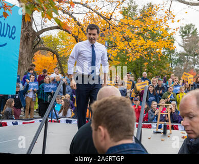 Oktober 25, 2019 an der Kampagne Rathaus Sitzung der Universität von New Hampshire in Durham, New Hampshire: Pete Buttigieg ist absteigend die Bühne afte Stockfoto