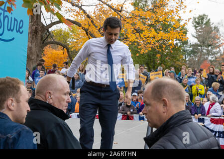 Oktober 25, 2019 an der Kampagne Rathaus Sitzung der Universität von New Hampshire in Durham, New Hampshire: Pete Buttigieg absteigend ist die Bühne aft Stockfoto