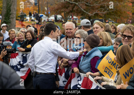 Oktober 25, 2019, Universität von New Hampshire in Durham, New Hampshire: Bürgermeister Peter Buttigieg spricht mit Anhänger nach der Kampagne Rede bei Campaig Stockfoto