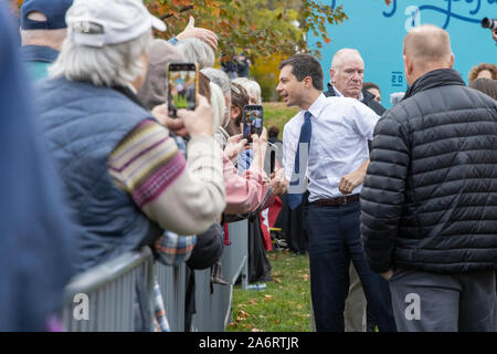 Oktober 25, 2019, Universität von New Hampshire in Durham, New Hampshire: Unterstützer sind Grüße Bürgermeister Peter Buttigieg nach Kampagne Rede bei Campaig Stockfoto