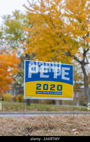 Oktober 25, 2019 an der Kampagne Rathaus Sitzung der Universität von New Hampshire in Durham, New Hampshire: Pete Buttigieg absteigend ist die Bühne aft Stockfoto