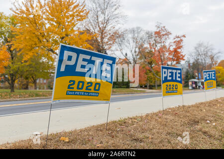 Oktober 25, 2019, Universität von New Hampshire in Durham, New Hampshire. Drei Zeichen der Demokrat Pete Buttigieg von der Straße. Stockfoto