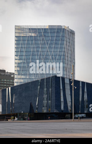 Diagonale fussballdaten Turm und das Museum der Naturwissenschaften, Forum, Barcelona, Katalonien, Spanien. Das Gebäude ist 110 Meter hoch mit 24 Etagen. Es war Stockfoto