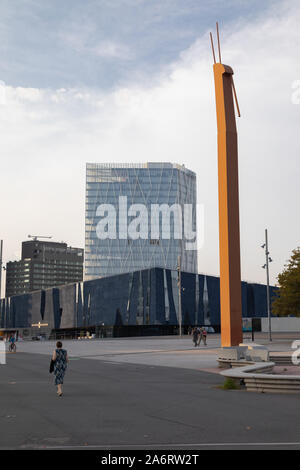 Diagonale fussballdaten Turm und das Museum der Naturwissenschaften, Forum, Barcelona, Katalonien, Spanien. Das Gebäude ist 110 Meter hoch mit 24 Etagen. Es war Stockfoto