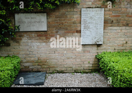 Grab von Peggy Guggenheim und ein Stein zum Gedenken an ihre Hunde im Hof von Ihrer Villa, die housese Ihrer berühmten Sammlung fo moderne Kunst in Venedig Stockfoto