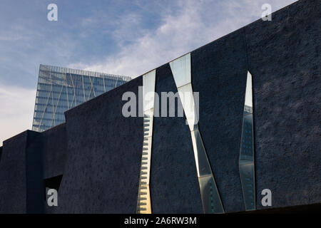 Diagonale fussballdaten Turm und das Museum der Naturwissenschaften, Forum, Barcelona, Katalonien, Spanien. Das Gebäude ist 110 Meter hoch mit 24 Etagen. Es war Stockfoto