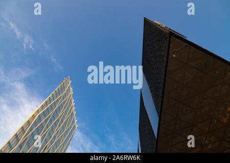 Diagonale fussballdaten Turm und das Museum der Naturwissenschaften, Forum, Barcelona, Katalonien, Spanien. Das Gebäude ist 110 Meter hoch mit 24 Etagen. Es war Stockfoto