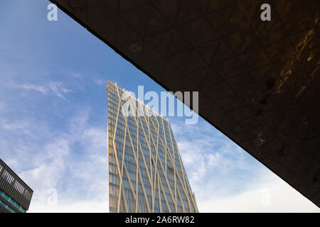 Diagonale fussballdaten Turm und das Museum der Naturwissenschaften, Forum, Barcelona, Katalonien, Spanien. Das Gebäude ist 110 Meter hoch mit 24 Etagen. Es war Stockfoto