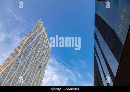 Diagonale fussballdaten Turm und das Museum der Naturwissenschaften, Forum, Barcelona, Katalonien, Spanien. Das Gebäude ist 110 Meter hoch mit 24 Etagen. Es war Stockfoto