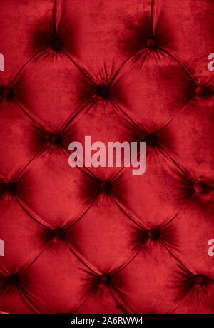 Möbel Design, klassische Interieur und Royal vintage Material Konzept - Rot Luxus velour Steppjacke sofa Polster mit Knöpfen, elegante Wohnkultur tex Stockfoto