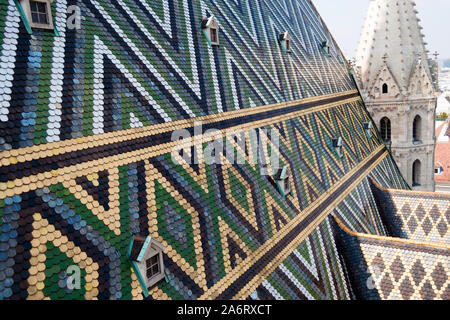 Wien, Österreich - 04 April, 2019 - Detail der Dach der Wiener Stephansdom Meisterwerk der Gotik in Österreich Stockfoto