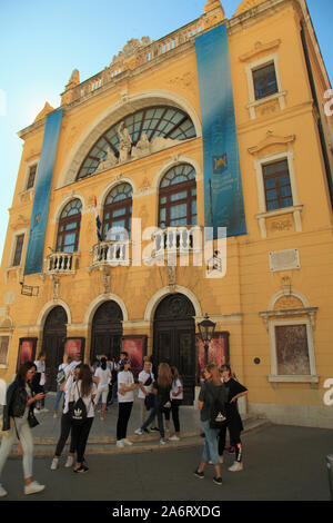 Kroatien, Split, Kroatisches Nationaltheater, Menschen, Stockfoto