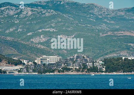 Montenegro, Budva, mit Blick auf den Komplex der VIP Apartments Dukley Gärten an der Adriatischen Küste. Ist stilisierte Stockfoto