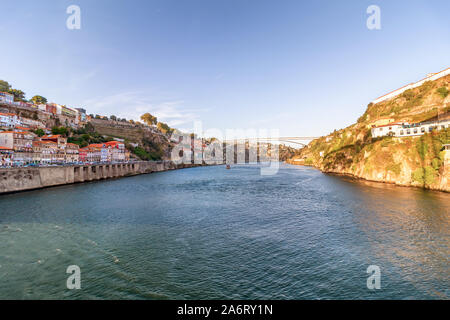 Die Altstadt von Porto, Portugal mit Ribeira Promenade und bunten Häusern, Flusskreuzfahrten auf dem Douro Stockfoto