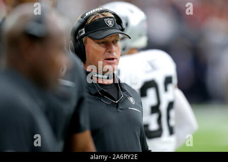 Houston, Texas, USA. 27 Okt, 2019. Oakland Raiders Head Coach Jon Gruden am Rande während der NFL regular season Spiel zwischen den Houston Texans und die Oakland Raiders an NRG Stadion in Houston, TX am 27. Oktober 2019. Credit: Erik Williams/ZUMA Draht/Alamy leben Nachrichten Stockfoto