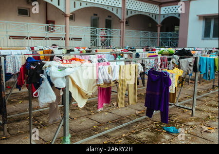 Waschen und Trocknen auf einem Kleiderbügel Kleidung auf der Straße Vietnam Ho Chi Minh City Stockfoto