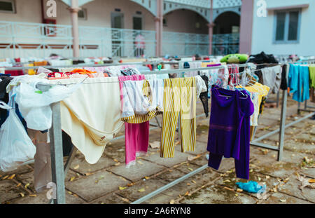 Waschen und Trocknen auf einem Kleiderbügel Kleidung auf der Straße Vietnam Ho Chi Minh City Stockfoto