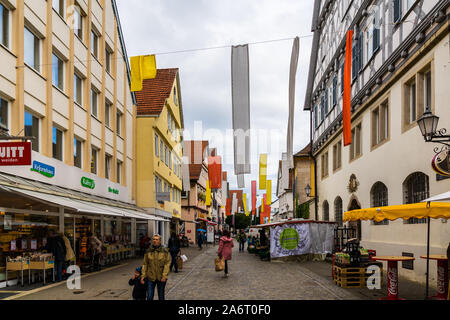 Schorndorf, Deutschland, 10. Oktober 2019 eingerichteten Fußgängerzone in der Altstadt der mittelalterlichen Stadt Schorndorf mit Markt und Läden, wo viele Menschen zu Fuß Stockfoto