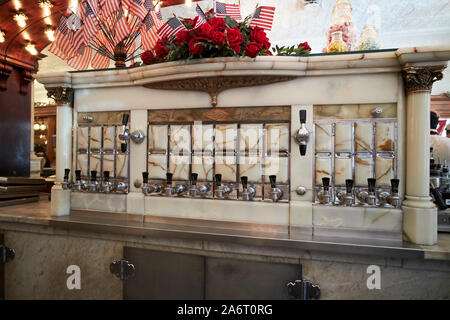 Flüssige Kohlensäure Firma soda Sirup Spender soda fountain Zaharakos classic Eisdiele und Museum Columbus Indiana USA Stockfoto