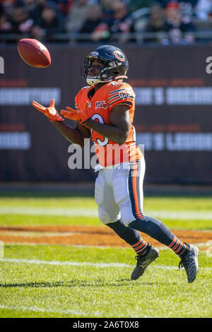 Oktober 27, 2019: Chicago, Illinois, USA - Bären #29 Tarik Cohen fängt den Ball trat während der NFL Spiel zwischen der Los Angeles Ladegeräte und Chicago Bears im Soldier Field in Chicago, IL. Fotograf: Mike Wulf Stockfoto