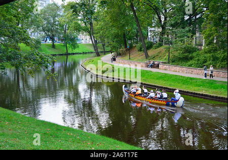 Bastion Hill Park (Bastejkalns Park) ist ein schöner und ruhiger Park entlang eines Kanals der Fluss Daugava, im Zentrum von Riga. Lettland Stockfoto