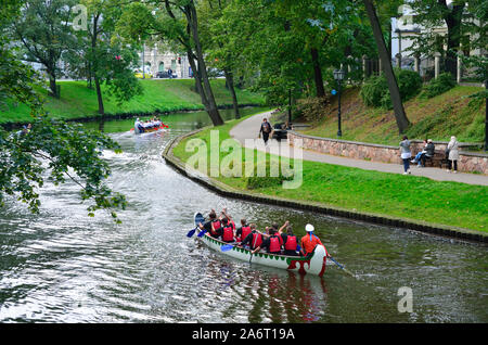 Bastion Hill Park (Bastejkalns Park) ist ein schöner und ruhiger Park entlang eines Kanals der Fluss Daugava, im Zentrum von Riga. Lettland Stockfoto