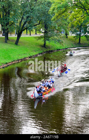 Bastion Hill Park (Bastejkalns Park) ist ein schöner und ruhiger Park entlang eines Kanals der Fluss Daugava, im Zentrum von Riga. Lettland Stockfoto