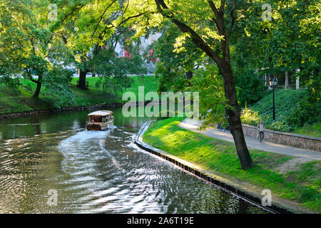 Bastion Hill Park (Bastejkalns Park) ist ein schöner und ruhiger Park entlang eines Kanals der Fluss Daugava, im Zentrum von Riga. Lettland Stockfoto