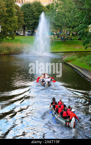 Bastion Hill Park (Bastejkalns Park) ist ein schöner und ruhiger Park entlang eines Kanals der Fluss Daugava, im Zentrum von Riga. Lettland Stockfoto