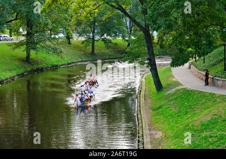 Bastion Hill Park (Bastejkalns Park) ist ein schöner und ruhiger Park entlang eines Kanals der Fluss Daugava, im Zentrum von Riga. Lettland Stockfoto