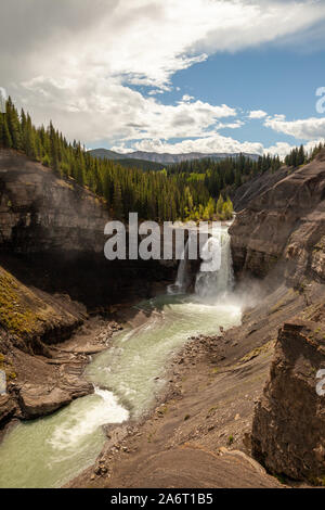 Ram fällt in den Ausläufern der Kanadischen Rocky Mountains in Alberta, Kanada Stockfoto