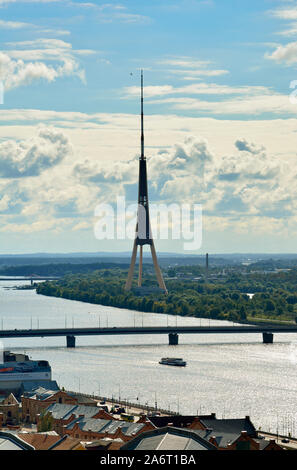 Der Fernsehturm und den Fluss Daugava. Riga, Lettland Stockfoto