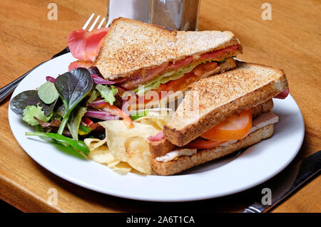 BLT getoastetes Sandwich auf weiße Platte Stockfoto