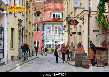 Romantische Straße in der Altstadt, die zum UNESCO-Weltkulturerbe gehört. Riga, Lettland Stockfoto