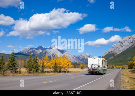 Ein RV Aon die Autobahn durch die Kanadischen Rocky Mountains in Kananaskis, Alberta, Kanada während der Spitzenzeiten im Herbst Stockfoto