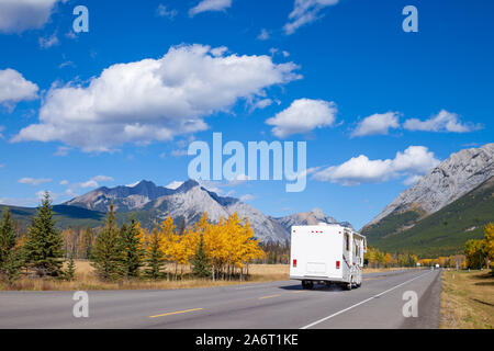 Ein RV Aon die Autobahn durch die Kanadischen Rocky Mountains in Kananaskis, Alberta, Kanada während der Spitzenzeiten im Herbst Stockfoto