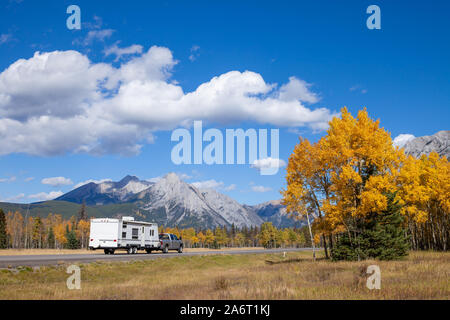 Ein RV Aon die Autobahn durch die Kanadischen Rocky Mountains in Kananaskis, Alberta, Kanada während der Spitzenzeiten im Herbst Stockfoto